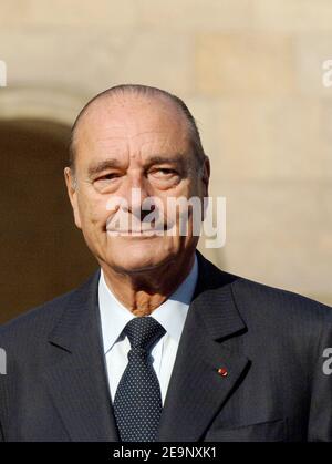 Le président français Jacques Chirac assiste à une cérémonie militaire tenue aux Invalides à Paris, le 13 octobre 2006. Au cours de cet événement, le vice-amiral allemand Wolfang Nolting reçoit la médaille de l'ordre national du merite. Photo de Christophe Guibbbaud/ABACAPRESS.COM Banque D'Images