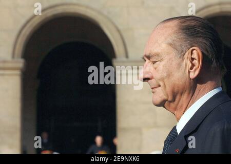 Le président français Jacques Chirac assiste à une cérémonie militaire tenue aux Invalides à Paris, le 13 octobre 2006. Au cours de cet événement, le vice-amiral allemand Wolfang Nolting reçoit la médaille de l'ordre national du merite. Photo de Christophe Guibbbaud/ABACAPRESS.COM Banque D'Images