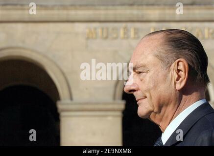 Le président français Jacques Chirac assiste à une cérémonie militaire tenue aux Invalides à Paris, le 13 octobre 2006. Au cours de cet événement, le vice-amiral allemand Wolfang Nolting reçoit la médaille de l'ordre national du merite. Photo de Christophe Guibbbaud/ABACAPRESS.COM Banque D'Images