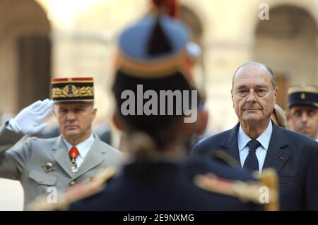 Le président français Jacques Chirac et la ministre de la Défense Michele Alliot-Marie assistent à une cérémonie militaire qui s'est tenue aux Invalides à Paris, le 13 octobre 2006. Au cours de cet événement, le vice-amiral allemand Wolfang Nolting reçoit la médaille de l'ordre national du merite. Photo de Christophe Guibbbaud/ABACAPRESS.COM Banque D'Images