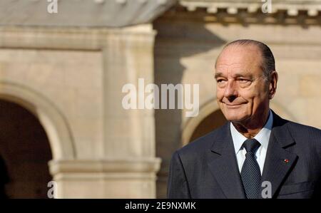 Le président français Jacques Chirac assiste à une cérémonie militaire tenue aux Invalides à Paris, le 13 octobre 2006. Au cours de cet événement, le vice-amiral allemand Wolfang Nolting reçoit la médaille de l'ordre national du merite. Photo de Christophe Guibbbaud/ABACAPRESS.COM Banque D'Images