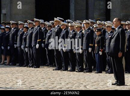 Le président français Jacques Chirac assiste à une cérémonie militaire tenue aux Invalides à Paris, le 13 octobre 2006. Au cours de cet événement, le vice-amiral allemand Wolfang Nolting reçoit la médaille de l'ordre national du merite. Photo de Christophe Guibbbaud/ABACAPRESS.COM Banque D'Images