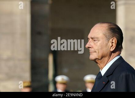 Le président français Jacques Chirac assiste à une cérémonie militaire tenue aux Invalides à Paris, le 13 octobre 2006. Au cours de cet événement, le vice-amiral allemand Wolfang Nolting reçoit la médaille de l'ordre national du merite. Photo de Christophe Guibbbaud/ABACAPRESS.COM Banque D'Images