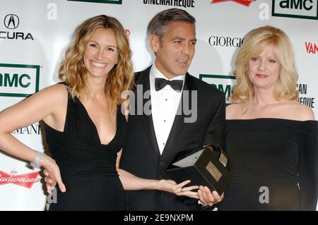 Julia Roberts, George Clooney et Bonnie Hunt assistent au 21e Prix annuel de la Cinémathèque américaine à l'hôtel Beverly Hilton. Los Angeles, CA, États-Unis, le 13 octobre 2006. Photo de Lionel Hahn/ABACAPRESS.COM Banque D'Images