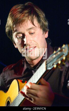 Le chanteur français Thomas Dutronc (fils des chanteurs français Jacques Dutronc et Françoise Hardy) se produit en direct avec son groupe Thomas Dutronc et les Esprits Manouches au "café de la danse" joint jazz à Paris, France, le 14 octobre 2006. Photo de Nicolas Khayat/ABACAPRESS.COM Banque D'Images