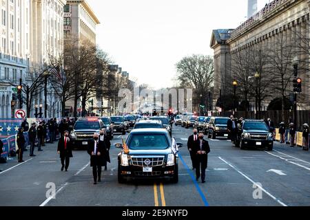 Le cortège transportant le président des États-Unis Joe Biden et la première dame Dr Jill Biden s'installe sur la 15e rue en direction de Pennsylvania Avenue lors du défilé du jour d'inauguration le 20 janvier 2021 à Washington, DC. Banque D'Images