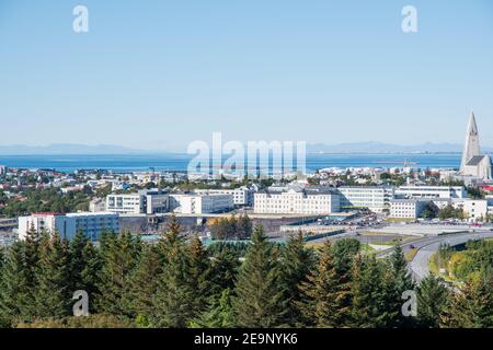 Vue sur la ville de Reykjavik en Islande sur un soleil jour Banque D'Images