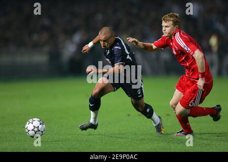 Julien Faubert de Bordeaux défie John Arne Riise de Liverpool lors du match du groupe C de la Ligue des Champions, FC Girondins de Bordeaux vs FC Liverpool, au stade Chaban-Delmas de Bordeaux, en France, le 18 octobre 2006. Liverpool a gagné 1-0. Photo de Manuel Blondeau/Cameleon/ABACAPRESS.COM Banque D'Images