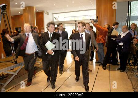 Jean-Louis Borloo et Nicolas Sarkozy, président du conseil général des hauts-de-Seine, à la signature de la rénovation urbaine des hauts-de-Seine, à Villeneuve-la-Garenne, le 19 octobre 2006. Photo de Bernard Bisson/ABACAPRESS.COM Banque D'Images