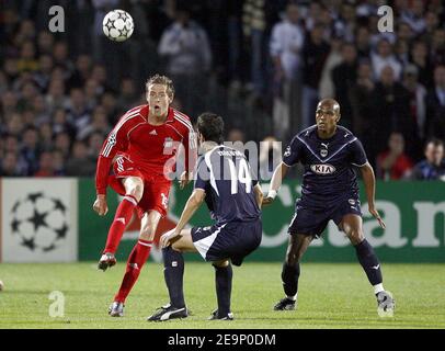 Peter Crouch de Liverpool lutte pour le ballon lors de la Ligue des champions de l'UEFA, Groupe C, Girondins de Bordeaux contre le Liverpool FC au Stade Chaban-Delmas à Bordeaux, France, le 18 octobre 2006. Liverpool a gagné 1-0. Photo de Christian Liewig/ABACAPRESS.COM Banque D'Images