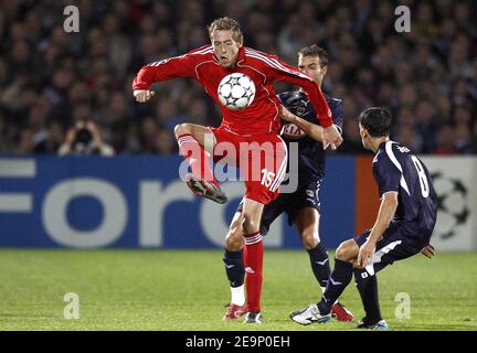Peter Crouch de Liverpool lutte pour le ballon lors de la Ligue des champions de l'UEFA, Groupe C, Girondins de Bordeaux contre le Liverpool FC au Stade Chaban-Delmas à Bordeaux, France, le 18 octobre 2006. Liverpool a gagné 1-0. Photo de Christian Liewig/ABACAPRESS.COM Banque D'Images