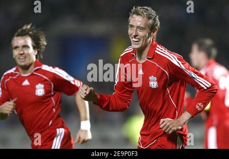 Peter Crouch, de Liverpool, célèbre son but lors de la Ligue des champions de l'UEFA, Groupe C, Girondins de Bordeaux vs Liverpool FC au Stade Chaban-Delmas à Bordeaux, France, le 18 octobre 2006. Liverpool a gagné 1-0. Photo de Christian Liewig/ABACAPRESS.COM Banque D'Images