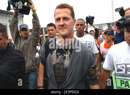 Michael Schumacher, pilote allemand de Formule 1 de la Scuderia Ferrari F1 Team, arrive au circuit brésilien d'Interlagos, près de Sao Paulo, au Brésil, le 19 octobre 2006. Le Grand Prix de F1 du Brésil aura lieu ici dimanche. Photo de Christophe Guibbbaud/Cameleon/ABACAPRESS.COM Banque D'Images