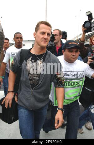 Michael Schumacher, pilote allemand de Formule 1 de la Scuderia Ferrari F1 Team, arrive au circuit brésilien d'Interlagos, près de Sao Paulo, au Brésil, le 19 octobre 2006. Le Grand Prix de F1 du Brésil aura lieu ici dimanche. Photo de Christophe Guibbbaud/Cameleon/ABACAPRESS.COM Banque D'Images