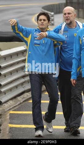 Le pilote italien de Formule 1 Giancarlo Fisichella de Renault Team Gestures sur le circuit d'Interlagos près de Sao Paulo Brésil le 19 octobre 2006. Le Grand Prix de F1 du Brésil aura lieu le dimanche 22 octobre. Photo de Christophe Guibbbaud/Cameleon/ABACAPRESS.COM Banque D'Images