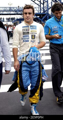 Fernando Alonso, pilote espagnol de Formule 1 de l'écurie Renault F1, marche dans le paddock de l'hippodrome d'Interlagos près de Sao Paulo, Brésil, le 20 octobre 2006. Le Grand Prix de F1 du Brésil aura lieu le dimanche 22 octobre. Photo de Christophe Guibbbaud/Cameleon/ABACAPRESS.COM Banque D'Images