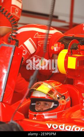 Le chauffeur allemand Michael Schumacher attend dans sa voiture dans les stands de l'hippodrome d'Interlagos près de Sao Paulo Brésil le 20 octobre 2006. Le Grand Prix de F1 du Brésil aura lieu le dimanche 22 octobre. Photo de Christophe Guibbbaud/Cameleon/ABACAPRESS.COM Banque D'Images