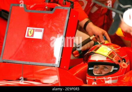 Le chauffeur allemand Michael Schumacher attend dans sa voiture dans les stands de l'hippodrome d'Interlagos près de Sao Paulo Brésil le 20 octobre 2006. Le Grand Prix de F1 du Brésil aura lieu le dimanche 22 octobre. Photo de Christophe Guibbbaud/Cameleon/ABACAPRESS.COM Banque D'Images