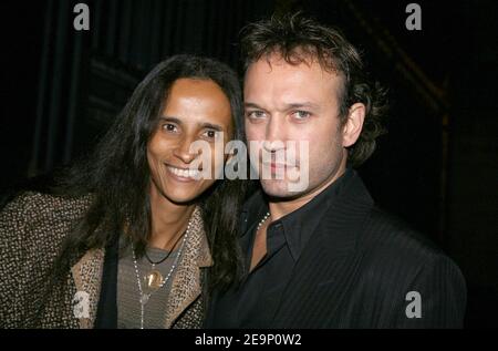 L'acteur suisse Vincent Perez et sa femme Karine Sylla assistent à la fête 'Van Cleef and Arpels' qui s'est tenue dans le jardin des Tuileries à Paris, en France, le 20 octobre 2006. Photo de Denis Guignebourg/ABACAPRESS.COM. Banque D'Images