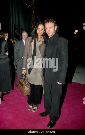 L'acteur suisse Vincent Perez et sa femme Karine Sylla assistent à la fête 'Van Cleef and Arpels' qui s'est tenue dans le jardin des Tuileries à Paris, en France, le 20 octobre 2006. Photo de Denis Guignebourg/ABACAPRESS.COM . Banque D'Images