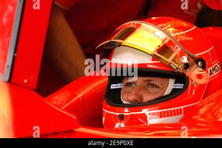 Le chauffeur allemand Michael Schumacher attend dans sa voiture dans les stands de l'hippodrome d'Interlagos près de Sao Paulo Brésil le 20 octobre 2006. Le Grand Prix de F1 du Brésil aura lieu le dimanche 22 octobre. Photo de Christophe Guibbbaud/Cameleon/ABACAPRESS.COM Banque D'Images