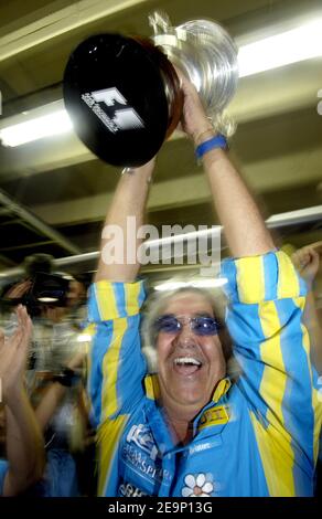 Le directeur de l'écurie Renault F1, Italien Flavio Briatore célèbre dans les stands la victoire de l'écurie Renault à la fin de la course du Grand Prix brésilien, à Interlagos près de Sao Paulo, Brésil, le 22 octobre 2006. Photo de Christophe Guibbbaud/Cameleon/ABACAPRESS.COM Banque D'Images