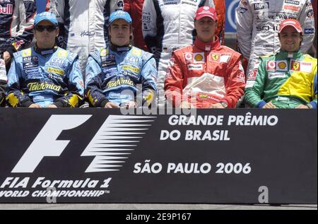 Michael Schumacher en Allemagne et Fernando Alonso en Espagne se posent sur la piste avant le Grand Prix d'Interlagos près de Sao Paulo au Brésil le 22 octobre 2006. Le Grand Prix de F1 du Brésil aura lieu le dimanche 22 octobre. Photo de Christophe Guibbbaud/Cameleon/ABACAPRESS.COM Banque D'Images