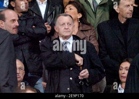 Jean Michel Aulas, président de Lyon, lors du match de football de première ligue de France, Olympique de Marseille contre Olympique Lyonnais, au stade vélodrome, à Marseille, France, le 22 octobre 2006. Lyon a gagné 4-1. Photo de Nicolas Gouhier/Cameleon/ABACAPRESS.COM Banque D'Images