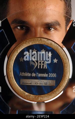 L'athlète français Mehdi Baala de l'année pose pour notre photographe lors de la cérémonie de remise des prix des athlètes français à Aix-les-bains, France le 21 octobre 2006, Baala a remporté les 1500 m des hommes aux Championnats d'athlétisme européens, à Goteborg, en Suède, le 10 août 2006. Photo de Stéphane Kempinaire/Cameleon/ABACAPRESS.COM Banque D'Images