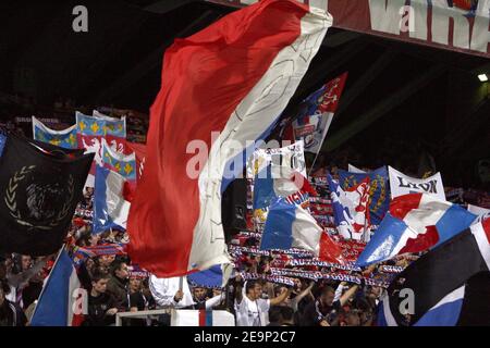 Ambiance pendant le match coupe de la Ligue, Olympique Lyonnais contre Paris Saint-Germain au stade Gerland de Lyon, France, le 25 octobre 2006. Lyon a gagné 2-1. Photo de Christian Liewig/ABACAPRESS.COM Banque D'Images