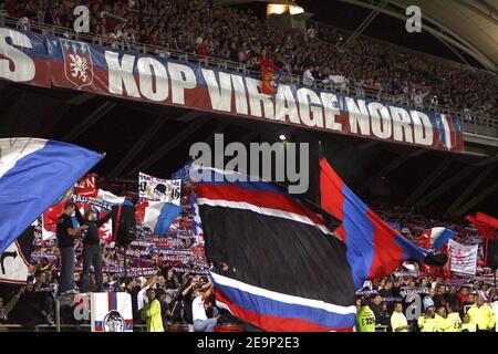 Ambiance pendant le match coupe de la Ligue, Olympique Lyonnais contre Paris Saint-Germain au stade Gerland de Lyon, France, le 25 octobre 2006. Lyon a gagné 2-1. Photo de Christian Liewig/ABACAPRESS.COM Banque D'Images