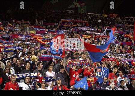 Ambiance pendant le match coupe de la Ligue, Olympique Lyonnais contre Paris Saint-Germain au stade Gerland de Lyon, France, le 25 octobre 2006. Lyon a gagné 2-1. Photo de Christian Liewig/ABACAPRESS.COM Banque D'Images