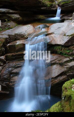 Chutes de Sabbaday au large de la Kancamagus Highway dans la forêt nationale de White Mountain du New Hampshire NH, Nouvelle-Angleterre, États-Unis. Banque D'Images