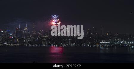 Vue panoramique nocturne du quatrième feu d'artifice du mois de juillet tiré de l'Empire State Building pendant la pandémie de coronavirus de 2020. Banque D'Images