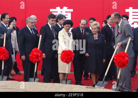 Le président Jacques Chirac et son épouse Bernadette commencent symboliquement, avec des responsables chinois, la construction de la nouvelle usine par le fabricant français Peugeot-Citroën à Wuhan, en Chine, le 27 octobre 2006. Dominique Perben, ministre des Transports, Jean-Pierre Raffarin, ancien Premier ministre, Philippe Douste-Blazy, ministre des Affaires étrangères, et Thierry Breton, ministre de l'Economie et des Finances (de l à r). Photo de Bernard Bisson/ABACAPRESS.COM Banque D'Images