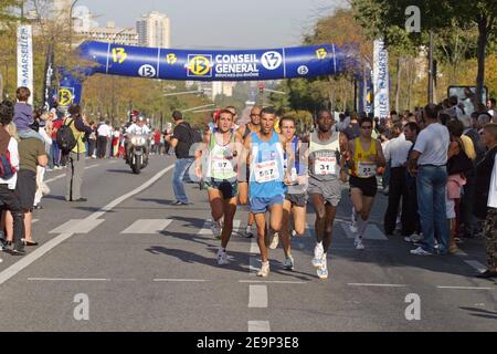 Coureurs juste après le départ lors de la course du 28e classique Marseille-Cassis à Marseille, sud de la France, le 29 octobre 2006. Photo de Pascal Parrot/Cameleon/ABACAPRESS.COM Banque D'Images