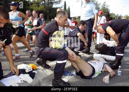 Sauvetage par les pompiers d'un coureur lors de la 28e course classique Marseille-Cassis à Marseille, sud de la France, le 29 octobre 2006. Photo de Pascal Parrot/Cameleon/ABACAPRESS.COM Banque D'Images