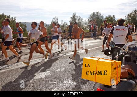 Coureurs lors de la 28ème course du classique Marseille-Cassis à Marseille, sud de la France, le 29 octobre 2006. Photo de Pascal Parrot/Cameleon/ABACAPRESS.COM Banque D'Images