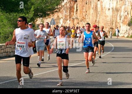 Coureurs 5 kilomètres avant d'arriver à Cassis lors de la 28e course de Marseille-Cassis à Marseille, au sud de la France, le 29 octobre 2006. Photo de Pascal Parrot/Cameleon/ABACAPRESS.COM Banque D'Images