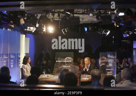 Segolene Royal, candidate à la nomination du Parti socialiste français à l'élection présidentielle de l'année prochaine, est interviewé par le directeur de la radio et journaliste Jean-Pierre Eljabbach lors de l'émission politique « le Grand rendez-vous » diffusée à partir de la station de radio Europe 1 à Paris, France, le 29 octobre 2006. Photo par Axelle de russe/ABACAPRESS.COM Banque D'Images