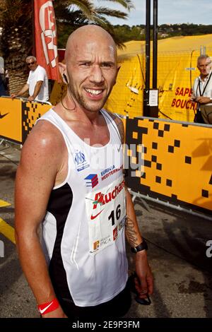 Le premier gagnant français Benoit Zwierzchiewski après la fin de la course du 28e classique Marseille-Cassis à Marseille, sud de la France, le 29 octobre 2006. Photo de Pascal Parrot/Cameleon/ABACAPRESS.COM Banque D'Images
