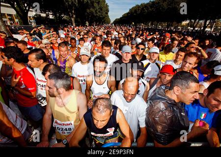 15000 coureurs sur la ligne, juste avant le départ lors de la course du 28e classique Marseille-Cassis à Marseille, au sud de la France, le 29 octobre 2006. Photo de Pascal Parrot/Cameleon/ABACAPRESS.COM Banque D'Images