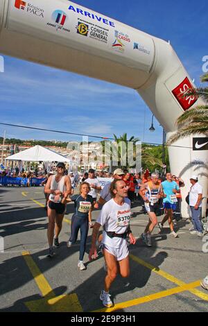 La ligne d'arrivée à Cassis lors de la 28e course classique Marseille-Cassis à Marseille, sud de la France, le 29 octobre 2006. Photo de Pascal Parrot/Cameleon/ABACAPRESS.COM Banque D'Images