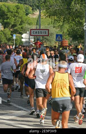 Coureurs juste avant d'arriver à Cassis lors de la 28ème course de Marseille-Cassis à Marseille, sud de la France, le 29 octobre 2006. Photo de Pascal Parrot/Cameleon/ABACAPRESS.COM Banque D'Images