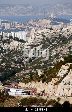 Les coureurs dans la montée de la pente de la Gineste après la ville de Marseille lors de la course du 28e classique Marseille-Cassis à Marseille, au sud de la France, le 29 octobre 2006. Photo de Pascal Parrot/Cameleon/ABACAPRESS.COM Banque D'Images