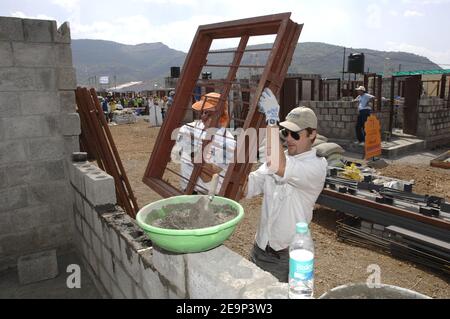 L'acteur, l'architecte et le philanthrope Brad Pitt construit aux côtés du PDG d'Habitat pour l'humanité Jonathan Reckford sur le site de construction d'Habitat lors du projet de travail Jimmy carter 2006 à Lonavala, en Inde, le 30 octobre 2006. Photo Habitat for Humanity International via ABACAPRESS.COM Banque D'Images