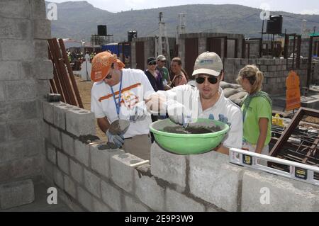 L'acteur, l'architecte et le philanthrope Brad Pitt construit aux côtés du PDG d'Habitat pour l'humanité Jonathan Reckford sur le site de construction d'Habitat lors du projet de travail Jimmy carter 2006 à Lonavala, en Inde, le 30 octobre 2006. Photo Habitat for Humanity International via ABACAPRESS.COM Banque D'Images