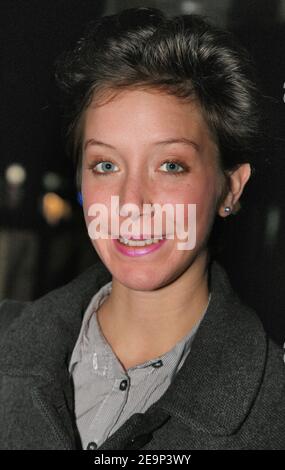 L'actrice française Sara Giraaudeau (fille d'Anny Duperey) arrive à la première de 'ne le dis A Personne', qui s'est tenue à l'UGC Normandie à Paris, en France, le 30 octobre 2006. Photo de Denis Guignebourg/ABACAPRESS.COM Banque D'Images