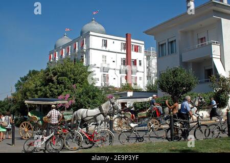 'Une vue générale de Splendid Palace Hotel à Buyukada, (Île Prinkipo) Princess' îles, près d'Istanbul, Turquie, à 20 km (10.5 miles) au sud-est du centre-ville dans la mer de Marmara, le 2006 août. Prinkipo, la plus grande des quatre îles des Princes, est riche en histoire, en souvenirs et en beauté, comme le font les chroniqueurs depuis le début du 6ème siècle. Les véhicules à moteur sont interdits sur les îles; au lieu de cela, le transport par chariot tiré par des chevaux. Photo d'Alain Apaydin/ABACAPRESS.COM' Banque D'Images