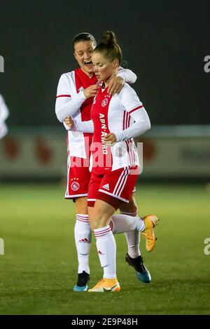 NIEUWEHORNE, PAYS-BAS - FÉVRIER 5 : Sherida Spitse d'Ajax et Nikita Rudy Tromp d'Ajax célèbre le score de 1-2 lors du Womens TOTO KNVB Beker Banque D'Images